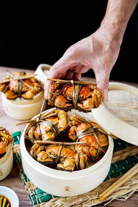 Chinese traditional cuisine in a steamer steamed Yangcheng Lake hairy crabs and seasoned vinegar ginger shreds in a dish. 779640047229468692