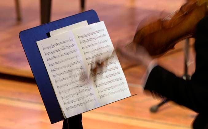 25.09.2020, Klassikfestival Bad Wörishofen, Festival der Nationen 2020 im Kurhaus Bad Wörishofen im Allgäu, Eröffnungsabend mit Julia Fischer, Violine, Louis Vandory, Violine, Felix Mildenberger, Dirigent Verleihung des Prix Young Artist of the Year, mit dem Orchester der Deutschen Kammerphilharmonie Bremen, im Bild, ein Notenblatt eines Geigers. 25.09.2020, Klassikfestival Bad Wörishofen 25.09.2020, Klassikfestival Bad Wörishofen