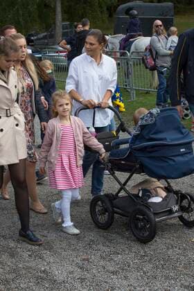 Crown Princess Victoria, Prince Oscar, Princess Estelle Prince Daniels Race and Sports Day 2017, Hagaparken, Stockholm Sweden Royal Palace Sweden x2551x, Copyright: xJohanxJeppsson TTx Prince Daniel s Race and Sports Day, Hagaparken, Solna, Sweden,