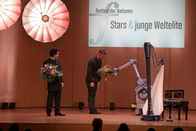 03.10.2020, Klassikfestival Bad Wörishofen, Festival der Nationen 2020 im Kurhaus Bad Wörishofen im Allgäu, Gala-Konzert mit Rolando Villazon, Tenor mit Xavier de Maistre, an der Harfe. Nach dem Konzert bekommen die beiden Musiker mittels einem rollenden Industrie-Roboter den obligatorischen Blumenstrauss nach dem Konzert als Dank, eine kreative Idee von Festival-Intendant Werner Roch, aufgrund der anhaltenden Corona-Pandemie, wo es gilt die Hygieneschutz-Regeln einzuhalten. 03.10.2020, Klassikfestival Bad Wörishofen 03.10.2020, Klassikfestival Bad Wörishofen