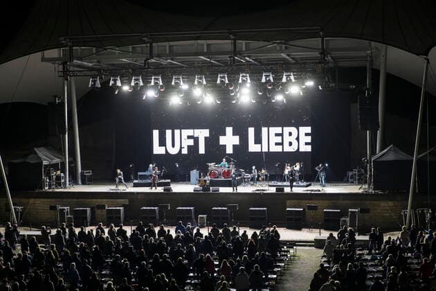 19 Peter Maffay, Saenger, Gitarrist und Komponist Peter Maffay live in der Berliner Waldbuehne am 02.10.20, Rock, Rockmusik, Country, Saisonabschluss, Saisonende, Hygienekonzept, Hygiene-Auflagen, Corona-Auflagen, Musik, Luft + Liebe, Publikum, Fans, Zuschauer, OpenAir Berlin Deutschland, Germany Copyright: xPOP-EYEx xBenxKriemannx POP-EYE_15005332