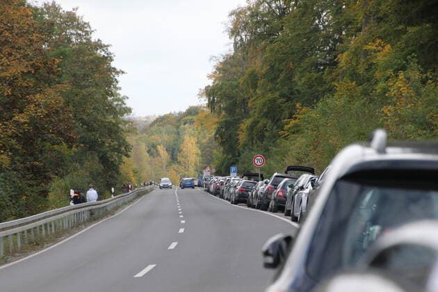 Besucherandrang im Harz - Autos, Menschenmassen in Zeiten von Corona Bei aktuell stark ansteigenden Zahlen von Corona-Neuinfektionen, scheuen sich Ausflugfans nicht in den Harz zu kommen und besuchen bei milden Temperaturen die Rappbodetalsperre um ein paar Sonennstrahlen einzufangen. Ob wirklich überall die Hygieneregeln eingehalten werden oder nicht sogar unveranwortliches Verhalten hier schuld an vielen Neuinfektionen sein wird, bleibt anzuwarten. Sachsen-Anhalt, Harz, Oberharz, Titan RT, Menschenmassen, Gesellschaft, Wetter, Herbst, Corona, Covid19, Coronavirus, SARS, Grippe, Menschen, Corona Hotspot, Coronaregeln, Hygienemassnahmen, Blechlawine, Urlaub, Herbstferien. Harz Sachsen-Anhalt Deutschland Copyright: xMDx