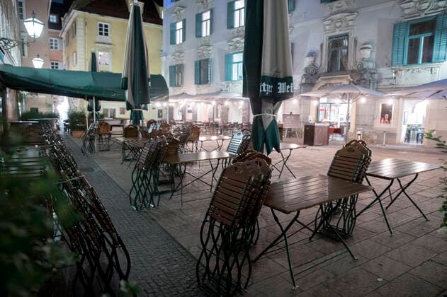 Graz 03.11.2020, Mehlplatz, Graz, AUT, Zweiter Lockdown, Ausgangsbeschraenkung, im Bild die Situation am ersten Abend der Ausgangsbeschraenkungen in der Innenstadt von Graz. Die Oesterreichische Bundesregierung hat ab 03.11.2020 Ausgangsbeschraenkungen zwischen 20 und 06 Uhr verhaengt. The situation in the center of Graz, Austria, after the government imposed a curfew from 8 pm to 6 am, on 2020 11 03. Pictures 2020, PhotoCredit: Erwin Scheriau