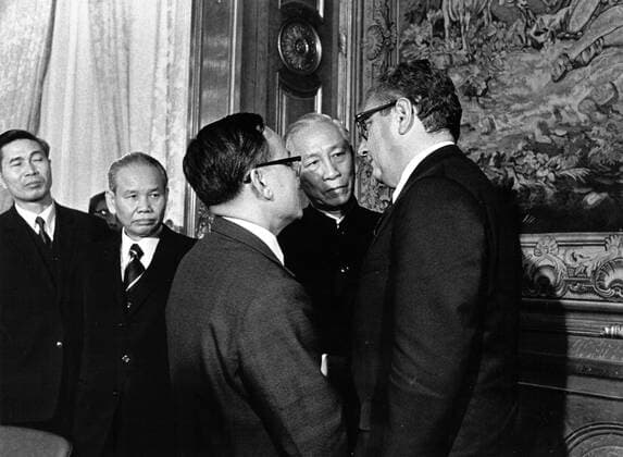 January 23, 1973, Paris, USA: In this photo released by the White House from the final meeting in Paris, France on January 23, 1973 at which the cease fire agreement putting an end to the Vietnam War was initialed, chatting together are, from left to right: Nguyen Co Thach, Vice Minister for Foreign Affairs, Democratic Republic of Vietnam (DRV or North Vietnam); Minister Xuan Thuy, DRV Chief of Delegation to Paris Peace Conference; Nguyen Dinh Phung, interpreter; Le Duc Tho, Special Advisor to DRV Delegation to Paris; and Dr. Henry Kissinger..Mandatory Credit: Robert L. Knudsen White House via CNP Paris USA - ZUMAs152 19730123_zaa_s152_004 Copyright: xRobertxL.xKnudsenx-xWhitexHousex