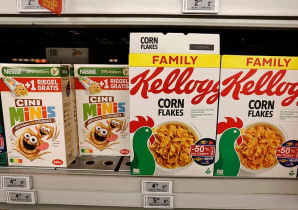 Düsseldorf 04.11. 2020 Cornflakes Packungen von Kelloggs im METRO Großhandelsmarkt in Düsseldorf