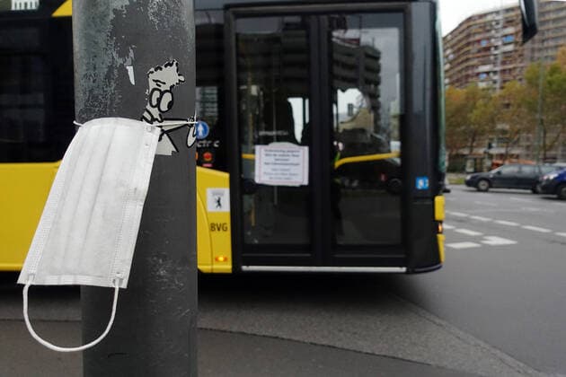 12.11.2020, Berlin, GER - Mund-Nasen-Schutz haengt an einem Laternenmast. (Alltag, Anschnitt, Atemmaske, Atemschutzmaske, aussen, Aussenaufnahme, Berlin, Bus, BVG, Coronaepidemie, Coronakrise, Coronapandemie, Coronavirus, Coronavirus SARS-CoV-2, Covid 19, Covid-19, deutsch, Deutschland, Europa, europaeisch, Gesellschaft, Laternenmast, Lichtmast, Mast, Mund-Nase-Schutz, Mund-Nasen-Schutz, Mundschutz, Nahverkehr, niemand, oeffentlicher Personennahverkehr, OEPNV, OP-Maske, QF, Querformat, Strasse, Westeuropa, Wirtschaft) 201112D100BERLIN.JPG