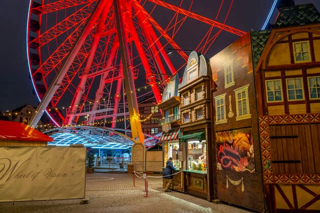 Altstadt, leerer Burgplatz, am Rheinufer, Riesenrad, Wheel of Vision, mit vielen Weihnachtsmarkt Ständen, viele geschlossen, normalerweise gut gefüllt mit Besuchern, Weihnachtsdekoration, während des zweiten Lockdowns in der Corona Krisen, Düsseldorf, NRW, Deutschland, Corona Situation Düsseldorf