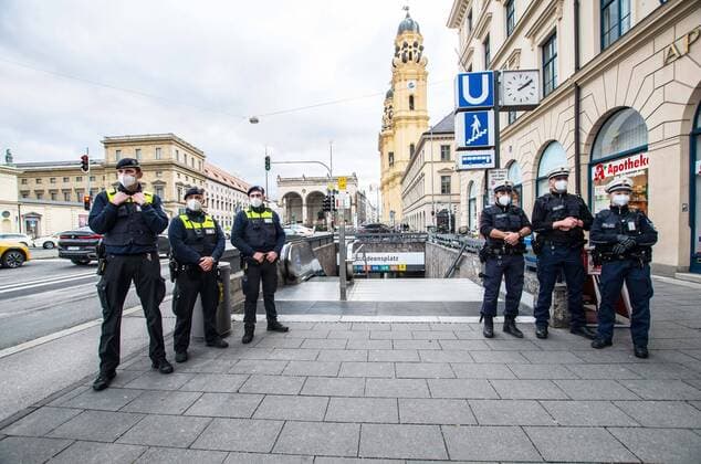 News Bilder des Tages December 7, 2020, Munich, Bavaria, Germany: Together with the Munich, Federal police, and MVG UBahn Wache the Bavarian Interior MinisterJoachim Herrmann and the Transportation Minister Kerstin Schreyer held a publicdemonstration of the police mask checks targeting the public transportationsystem. In addition, the Ministers discussedthe statistics for checks, interventions, and issuing of fines...Residents have been complaining and posting photos online of increasing numbersof riders not wearing masks or wearing them incorrectly, thus raising the Corona transmission risk. Munich Germany - ZUMAb160 20201207_zbp_b160_034 Copyright: xSachellexBabbarx