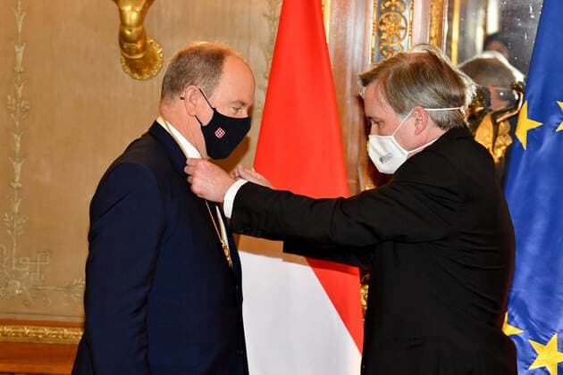 Fürst Albert II. von Monaco erhält Golden Eagle Auszeichnung in Nizza HSH Prince Albert of Monaco and Christian Estrosi, Mayor of Nice, receive the Golden Eagle, main distinction of Aigla Nissarda, as part of the promotion of the 160th anniversary of the Union of the Count of Nice to France. Francois Daure et S.A.S. Le Prince Albert de Monaco - Remise de l Aigla Nissarda a S.A.S. Le Prince Albert de Monaco et a Christian Estrosi, Maire de Nice, Villa Massena a Nice. S.A.S. Le Prince Albert de Monaco, et Christian Estrosi, Maire de Nice, recoivent l Aigle d?Or, principale distinction de l Aigla Nissarda, dans le cadre de la promotion du 160eme anniversaire de l Union du Comte de Nice a la France. L ordre de l Aigla Nissarda a ete cree en 1962 par Leon Barety, ancien Ministre, depute des Alpes-Maritimes, afin Copyright: xL.Urmanx xStarfacex STAR_262957_018