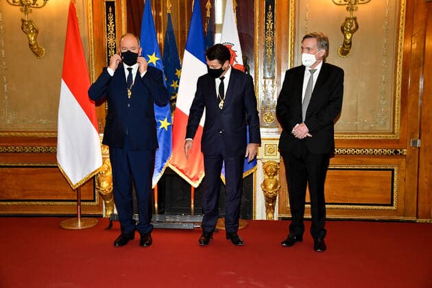 Fürst Albert II. von Monaco erhält Golden Eagle Auszeichnung in Nizza HSH Prince Albert of Monaco and Christian Estrosi, Mayor of Nice, receive the Golden Eagle, main distinction of Aigla Nissarda, as part of the promotion of the 160th anniversary of the Union of the Count of Nice to France. Remise de l Aigla Nissarda a S.A.S. Le Prince Albert de Monaco et a Christian Estrosi, Maire de Nice, Villa Massena a Nice. S.A.S. Le Prince Albert de Monaco, et Christian Estrosi, Maire de Nice, recoivent l Aigle d?Or, principale distinction de l Aigla Nissarda, dans le cadre de la promotion du 160eme anniversaire de l Union du Comte de Nice a la France. L ordre de l Aigla Nissarda a ete cree en 1962 par Leon Barety, ancien Ministre, depute des Alpes-Maritimes, afin de mettre a l honneur des personnes attachees a Nice, Copyright: xL.Urmanx xStarfacex STAR_262957_044