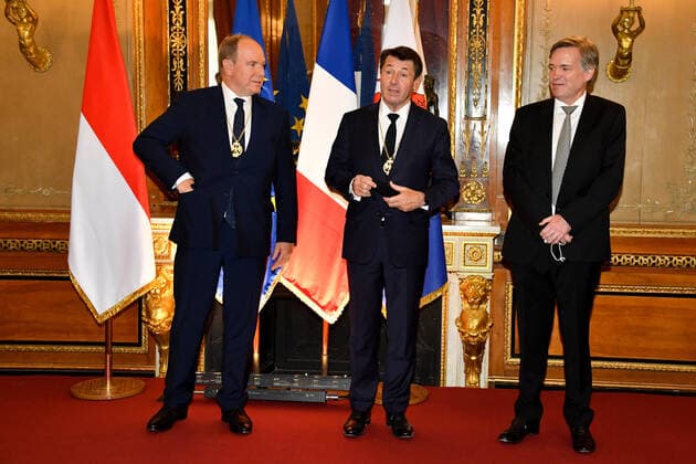 Fürst Albert II. von Monaco erhält Golden Eagle Auszeichnung in Nizza HSH Prince Albert of Monaco and Christian Estrosi, Mayor of Nice, receive the Golden Eagle, main distinction of Aigla Nissarda, as part of the promotion of the 160th anniversary of the Union of the Count of Nice to France. Francois Daure, S.A.S. Le Prince Albert de Monaco et Christian Estrosi - Remise de l Aigla Nissarda a S.A.S. Le Prince Albert de Monaco et a Christian Estrosi, Maire de Nice, Villa Massena a Nice. S.A.S. Le Prince Albert de Monaco, et Christian Estrosi, Maire de Nice, recoivent l Aigle d?Or, principale distinction de l Aigla Nissarda, dans le cadre de la promotion du 160eme anniversaire de l Union du Comte de Nice a la France. L ordre de l Aigla Nissarda a ete cree en 1962 par Leon Barety, ancien Ministre, depute des Al Copyright: xL.Urmanx xStarfacex STAR_262957_051