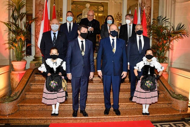 Fürst Albert II. von Monaco erhält Golden Eagle Auszeichnung in Nizza HSH Prince Albert of Monaco and Christian Estrosi, Mayor of Nice, receive the Golden Eagle, main distinction of Aigla Nissarda, as part of the promotion of the 160th anniversary of the Union of the Count of Nice to France. Francois Daure, S.A.S. Le Prince Albert de Monaco et Christian Estrosi - Remise de l Aigla Nissarda a S.A.S. Le Prince Albert de Monaco et a Christian Estrosi, Maire de Nice, Villa Massena a Nice. S.A.S. Le Prince Albert de Monaco, et Christian Estrosi, Maire de Nice, recoivent l Aigle d?Or, principale distinction de l Aigla Nissarda, dans le cadre de la promotion du 160eme anniversaire de l Union du Comte de Nice a la France. L ordre de l Aigla Nissarda a ete cree en 1962 par Leon Barety, ancien Ministre, depute des Al Copyright: xL.Urmanx xStarfacex STAR_262957_078