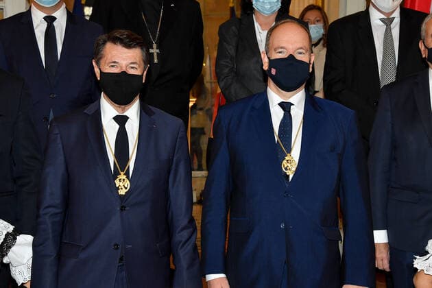 Fürst Albert II. von Monaco erhält Golden Eagle Auszeichnung in Nizza HSH Prince Albert of Monaco and Christian Estrosi, Mayor of Nice, receive the Golden Eagle, main distinction of Aigla Nissarda, as part of the promotion of the 160th anniversary of the Union of the Count of Nice to France. Francois Daure, S.A.S. Le Prince Albert de Monaco et Christian Estrosi - Remise de l Aigla Nissarda a S.A.S. Le Prince Albert de Monaco et a Christian Estrosi, Maire de Nice, Villa Massena a Nice. S.A.S. Le Prince Albert de Monaco, et Christian Estrosi, Maire de Nice, recoivent l Aigle d?Or, principale distinction de l Aigla Nissarda, dans le cadre de la promotion du 160eme anniversaire de l Union du Comte de Nice a la France. L ordre de l Aigla Nissarda a ete cree en 1962 par Leon Barety, ancien Ministre, depute des Al Copyright: xL.Urmanx xStarfacex STAR_262957_084