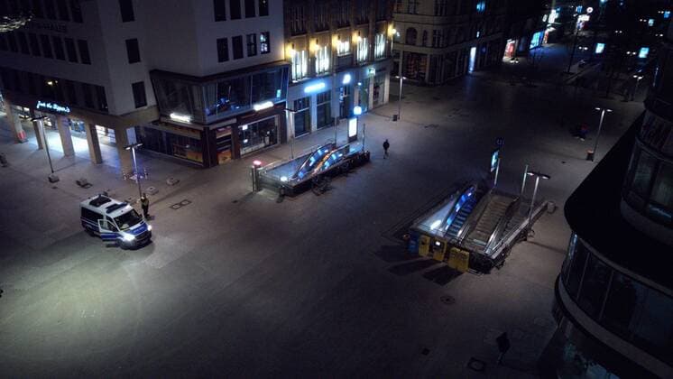 SIlvesternacht in Hannover zum Lockdown - Leere und verwaiste Plätze in der Innenstadt Ein ungewöhnliches Bild zeichnete sich in Hannovers Innenstadt, in der Nacht zum Neujahr. Leere und verwaiste Plätze zu Mitternacht, viel Polizeipräsenz und kaum Feuerwehrk am Himmel, das mag den ein oder anderen Hannoveraner vielleicht auch ein bisschen entäuscht haben. Macht nichts, das Jahr 2021 wird bestimmt besser. Niedersachsen, Hannover, Polizei, Hannover City, Kröpcke, Hauptbahnhof Hannover, Drohne, Luftaufnahme, Silvester, Covid19, Coronapandemie, Corona, Lockdown, Gesellschaft, Wirtschaft, Feuerwerk, Steintor, Polizeipräsenz, 2021, Deutschland, Frohes Neus Hannover Niedersachsen Deutschland Copyright: xMartinxDziadekx