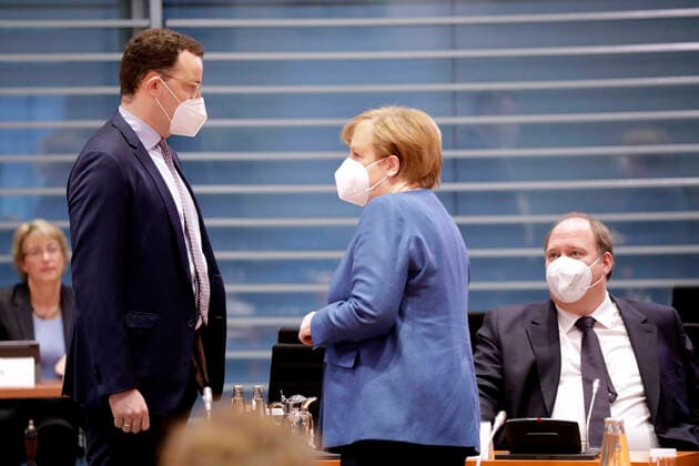 Jens Spahn, Bundesminister fuer Gesundheit, CDU, Angela Merkel, Bundeskanzlerin, CDU, Helge Braun, Chef des Bundeskanzleramtes, 125. Kabinettsitzung, DEU, Berlin, 06.01.2021
