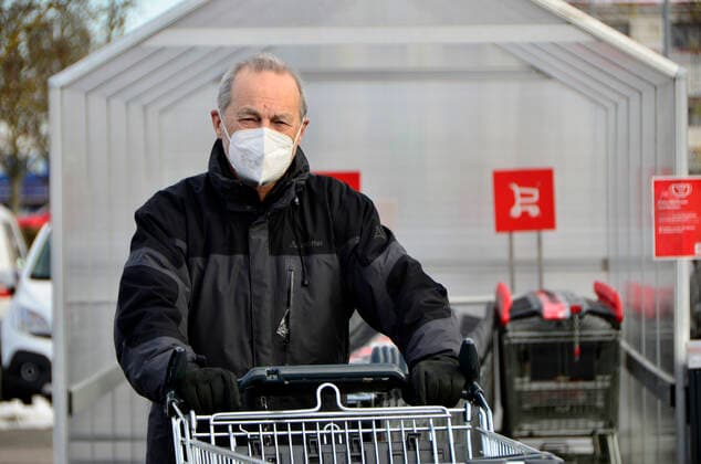 Dachau, älterer Herr geht mit FFP2 Maske zum EInkaufen. Alte Menschen, Senioren, Seniorinnen, Coronavirus SARS-CoV-2, Pandemie, Vorsichtsmaßnahmen, Schutzmaßnahmen, FFP-2 Maske, BfArM rät zur Verwendung von Mund-Nasen-Bedeckungen, FFP2 Maskenpflicht in Bayern, Risiko einer Corona-Infektion reduzieren. Model Release vorhanden