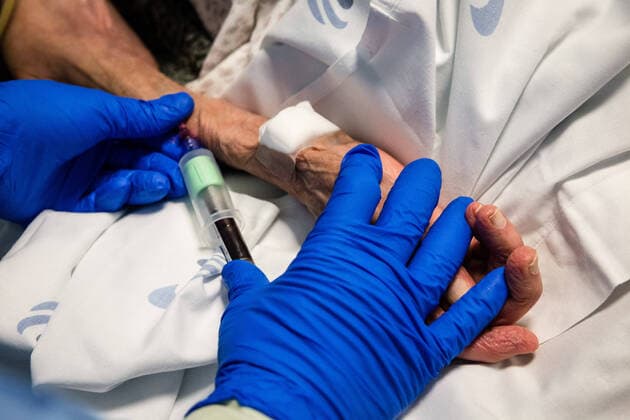 January 23, 2021, Porto, Portugal: A health worker draws blood for analysis from a patient believed to be positive of covid19 in a ward at the University Hospital of Sao Joao do Porto..The University Hospital of Sao Joao do Porto, a central hospital in the northern region, receives patients with Covid-19. Portugal currently has 609,136 confirmed cases, 441,556 recoveries and 9,920 death, making it the worst country in the world with the most new cases per million inhabitants. Porto Portugal - ZUMAs197 20210123_zaa_s197_243 Copyright: xRitaxFranÃAx
