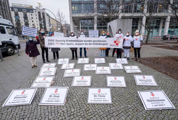 News Bilder des Tages Unterschriftenübergabe an Spahn: Stopp von Klinikschließungen gefordert Deutschland, Berlin, 27.012021, Aktion, Aktive vom Bündnis Klinikrettung, Unterschriften für Bundesgesundheitsminister Jens Spahn, sie protestierten damit gegen laufende Klinikschließungen und forderten Spahn auf, einen sofortigen Stopp der Schließungen von Krankenhäusern in Deutschland zu veranlassen, zwanzig Schautafeln zeigten Kliniken, die 2020 schließen mussten, davor wurde jeweils eine Gedenkkerze aufgestellt, Â