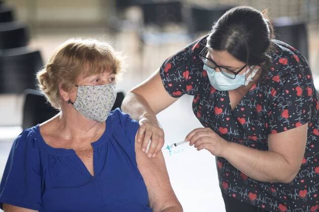 A woman receives the vaccine against covid-19, in Brasilia, Brazil, 01 February 2021. The Brasilia Ministry of Health began this Monday in different parts of the city another stage of vaccination against covid-19 exclusively for people 80 years of age or older. Brasilia begins vaccination stage for people 80 years and older !ACHTUNG: NUR REDAKTIONELLE NUTZUNG! Copyright: xJoedsonxAlvesx AME2535 20210201-637478120963402211