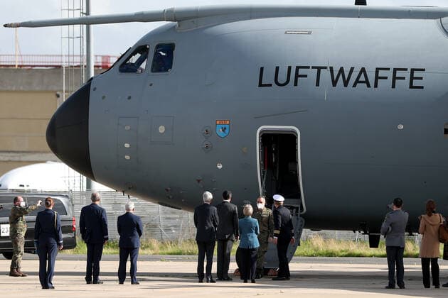 (210203) -- LISBON, Feb. 3, 2021 -- Portuguese officials welcome German army medical experts at Figo Maduro military airbase in Lisbon, Portugal, on Feb. 3, 2021. Based on a bilateral agreement, a team of German army medical experts arrived in Portugal on Wednesday to assist the country in its fight against the COVID-19 pandemic. (Photo by Xinhua) PORTUGAL-LISBON-COVID-19-GERMANY-ARMY MEDICS-ARRIVING PedroxFiuza