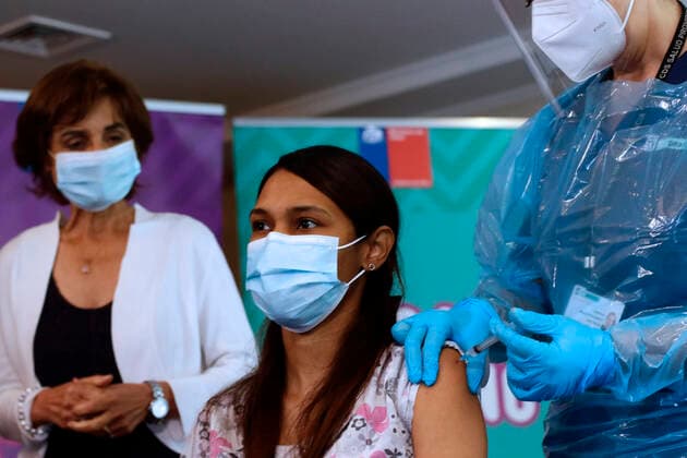 Santiago, February 5, 2021 The undersecretary of Public Health, Paula Daza, the seremi of Health RM, Paula Labra and the director of health of Providencia, Sonia Moreno, initiated the process of vaccination against COVID 19 to officials of Health Residences Javier Salvo Aton Chile, Santiago Chile Aton Chile 486159 Copyright: JAVIERxSALVO ATONxCHILE