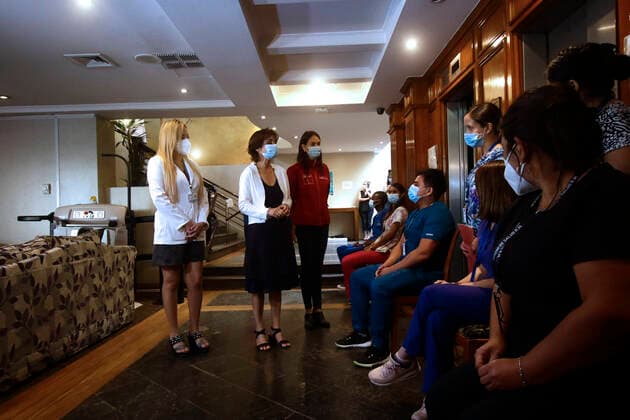 Santiago, February 5, 2021 The undersecretary of Public Health, Paula Daza, the seremi of Health RM, Paula Labra and the director of health of Providencia, Sonia Moreno, initiated the process of vaccination against COVID 19 to officials of Health Residences Javier Salvo Aton Chile, Santiago Chile Aton Chile 486165 Copyright: JAVIERxSALVO ATONxCHILE