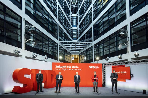 V.l.n.r.: Rolf Muetzenich, Vorsitzender SPD-Bundestagsfraktion, Norbert Walter-Borjans, Parteivorsitzender der SPD, Olaf Scholz, SPD Kanzlerkandidat, Saskia Esken, Parteivorsitzende der SPD, und Lars Klingbeil, Generalsekretaer der SPD, aufgenommen im Rahmen der Jahresauftaktklausur des Parteivorstandes. Zukunft fuer Dich. Sozial. Digital. Klimaneutral. Berlin, 07.02.2021. Berlin Deutschland