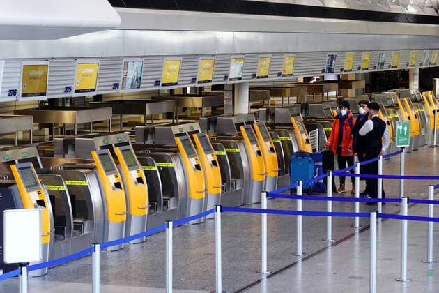 17.02.2021, Frankfurt am Main, Hessen, GER - Nur wenige Passagiere verlieren sich in Zeiten der Coronakrise am Check-in der Lufthansa im Terminal des Flughafen. (Abfertigungshalle, Abfluginformation, Airport, Alltag, Aufsicht, Check in, Check-in, Coronaepidemie, Coronapandemie, deutsch, Deutschland, Europa, europaeisch, Flughafen, Flughafenterminal, Frankfurt, Frankfurt am Main, Fraport, Gesellschaft, Hessen, innen, Innenaufnahme, leer, Leere, Lockdown, Lufthansa, Menschen, Passagiere, Personen, QF, Querformat, Reise, Reisende, Reisewarnung, Shutdown, Terminal, Tourismus, Vogelperspektive, Westeuropa, Wirtschaft) 210217D022FRANKFURT.JPG