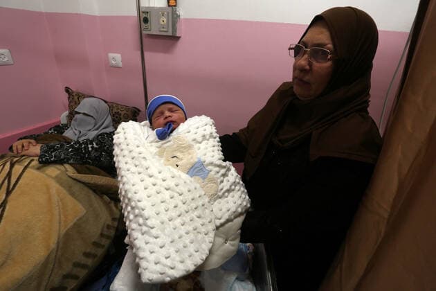 February 18, 2021, khan Younis, Gaza Strip, Palestinian Territory: Relatives of the Palestinian prisoner Muhammad al-Qudra carry the newborn, at Nasser Medical Complex in khan Younis in the southern of Gaza strip on February 18, 2021. Eman al-Qudra gave birth to her newborn in a successful smuggling of sperm to lead to a pregnancy. Since 2004, Palestinian security prisoners, who are denied conjugal visitations by their wives, have tried to smuggle their sperm out of Israeli prisons, so that their wives can be inseminated in fertility clinics in the West Bank and Ghazza, and bear them children khan Younis Palestinian Territory - ZUMAap3_ 20210218_zaf_ap3_172 Copyright: xAshrafxAmrax