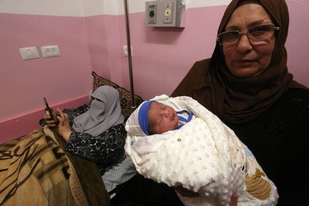 February 18, 2021, khan Younis, Gaza Strip, Palestinian Territory: Relatives of the Palestinian prisoner Muhammad al-Qudra carry the newborn, at Nasser Medical Complex in khan Younis in the southern of Gaza strip on February 18, 2021. Eman al-Qudra gave birth to her newborn in a successful smuggling of sperm to lead to a pregnancy. Since 2004, Palestinian security prisoners, who are denied conjugal visitations by their wives, have tried to smuggle their sperm out of Israeli prisons, so that their wives can be inseminated in fertility clinics in the West Bank and Ghazza, and bear them children khan Younis Palestinian Territory - ZUMAap3_ 20210218_zaf_ap3_181 Copyright: xAshrafxAmrax