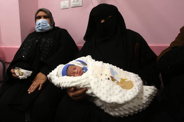 February 18, 2021, khan Younis, Gaza Strip, Palestinian Territory: Relatives of the Palestinian prisoner Muhammad al-Qudra carry the newborn, at Nasser Medical Complex in khan Younis in the southern of Gaza strip on February 18, 2021. Eman al-Qudra gave birth to her newborn in a successful smuggling of sperm to lead to a pregnancy. Since 2004, Palestinian security prisoners, who are denied conjugal visitations by their wives, have tried to smuggle their sperm out of Israeli prisons, so that their wives can be inseminated in fertility clinics in the West Bank and Ghazza, and bear them children khan Younis Palestinian Territory - ZUMAap3_ 20210218_zaf_ap3_182 Copyright: xAshrafxAmrax