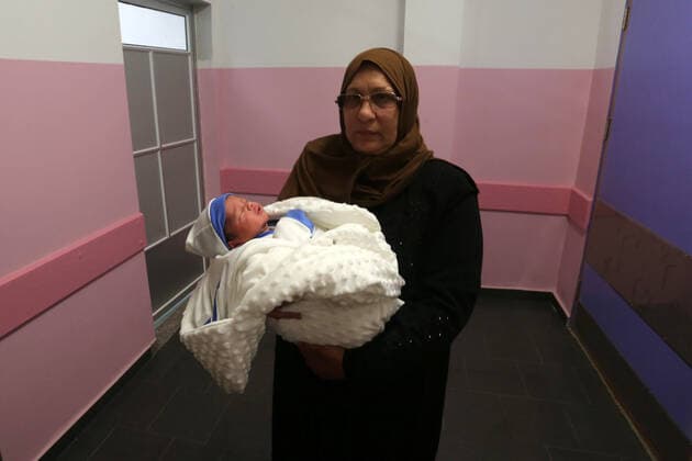 February 18, 2021, khan Younis, Gaza Strip, Palestinian Territory: Relatives of the Palestinian prisoner Muhammad al-Qudra carry the newborn, at Nasser Medical Complex in khan Younis in the southern of Gaza strip on February 18, 2021. Eman al-Qudra gave birth to her newborn in a successful smuggling of sperm to lead to a pregnancy. Since 2004, Palestinian security prisoners, who are denied conjugal visitations by their wives, have tried to smuggle their sperm out of Israeli prisons, so that their wives can be inseminated in fertility clinics in the West Bank and Ghazza, and bear them children khan Younis Palestinian Territory - ZUMAap3_ 20210218_zaf_ap3_185 Copyright: xAshrafxAmrax
