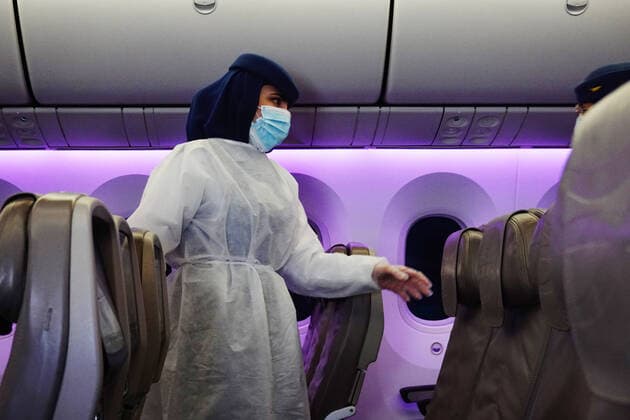 17.02.2021, Frankfurt am Main, Hessen, GER - Flugbegleiterin geht waehrend der Coronapandemie in einer Flugzeugkabine mit Mund-Nasen-Schutz durch die leeren Sitzreihen. (Alltag, Coronakrise, Coronapandemie, deutsch, Deutschland, Europa, europaeisch, Flugbegleiterin, Fluggastschwund, Flugreise, Flugzeug, Flugzeugkabine, Flugzeugsitze, Frankfurt, Frankfurt am Main, Frau, frei, Gesellschaft, Hessen, innen, Innenaufnahme, leer, Leere, Mensch, Mund-Nasen-Schutz, OP-Maske, Person, QF, Querformat, Reise, Reisewarnung, Sitze, Stewardess, Tourismus, unbesetzt, Westeuropa, Wirtschaft) 210217D105FRANKFURT.JPG
