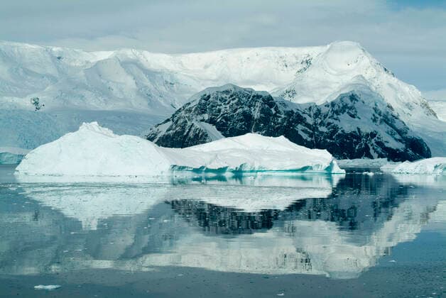 Neko Harbor, Antarctica., Neko Harbor, Antarctica, 28.01.2021 Copyright: xNataliexTepper xArcaidxImagesx, Ref11446-190-1.jpg Isolation,No People,Temperature,Cold,Antarctica,Horizontal,Colour Image,Photography,Extreme Terrain,Light,Light Effect,Reflection,Rock,Sky,Cloud,Water,Frozen Water,Pack Ice,Iceberg,Ice,Ocean,Landscape,Outdoors,Day,Nature,Beauty In Nature,Scenics,Travel,Place Of Interest,Southern Ocean Copyright: xNataliexTepper arcaid.co.ukx