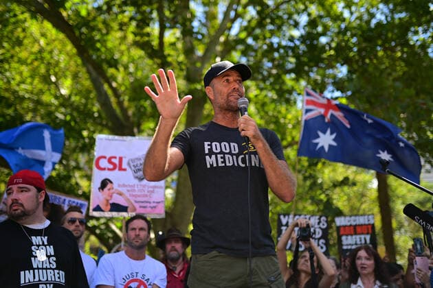 ANTI VACCINATION RALLY SYDNEY, Celebrity chef Pete Evans speaks during anti-vaccination rally in Sydney, Saturday, February 20, 2021. The national rollout of the Pfizer vaccine will begin on Monday in what will be the largest exercise of its kind in Australia s history. ( NO ARCHIVING, EDITORIAL USE ONLY, NO USE IN BOOKS WITHOUT CONSENT SYDNEY NSW AUSTRALIA Copyright: xSTEVENxSAPHOREx 20210220001521820639