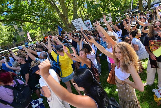 ANTI VACCINATION RALLY SYDNEY, Crowds gather during an anti-vaccination rally in Sydney, Saturday, February 20, 2021. The national rollout of the Pfizer vaccine will begin on Monday in what will be the largest exercise of its kind in Australia s history. ( NO ARCHIVING, EDITORIAL USE ONLY, NO USE IN BOOKS WITHOUT CONSENT SYDNEY NSW AUSTRALIA Copyright: xSTEVENxSAPHOREx 20210220001521826012