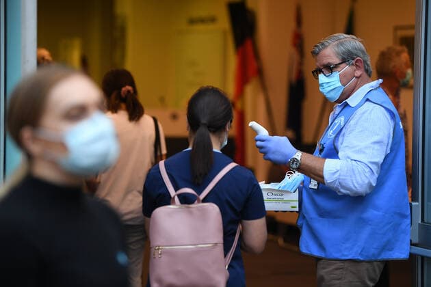 NSW COVID19 VACCINE ROLLOUT, A frontline worker arrives at the start of the COVID-19 vaccination program at Royal Prince Alfred Hospital in Sydney, Monday, February 22, 2021. ( NO ARCHIVING, EDITORIAL USE ONLY, NO USE IN BOOKS WITHOUT CONSENT SYDNEY NSW AUSTRALIA Copyright: xJOELxCARRETTx 20210222001522259666