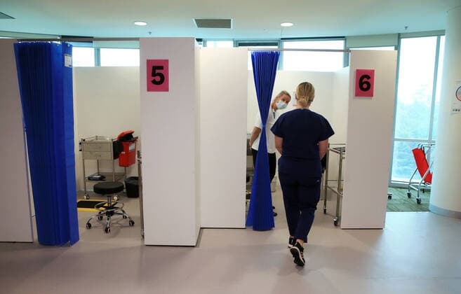 VIC COVID19 VACCINE ROLLOUT, Covid screening nurse Grace Gibney heads into a cubicle to receive one of the first Pfizer coronavirus vaccines at Austin Health in Melbourne, Monday, February 22, 2021. Australia will begin its roll out of the Pfizer coronavirus vaccine on Monday, the country s most complicated logistical exercise to date. ( NO ARCHIVING, EDITORIAL USE ONLY, NO USE IN BOOKS WITHOUT CONSENT MELBOURNE VIC AUSTRALIA Copyright: xMARKxSTEWARTx 20210222001522296257