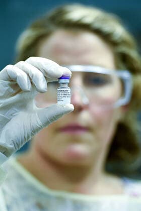 QLD COVID19 VACCINE ROLL OUT, Rachael Raleigh of the Gold Coast University Hospital holds a vial of the Pfizer vaccine during a media opportunity at the Gold Coast University Hospital in the Gold Coast, Australia, Monday, February 22, 2021. Australia will begin its roll out of the Pfizer coronavirus vaccine on Monday, the country s most complicated logistical exercise to date.( NO ARCHIVING, EDITORIAL USE ONLY, NO USE IN BOOKS WITHOUT CONSENT BRISBANE QLD AUSTRALIA Copyright: xALBERTxPEREZx 20210222001522296760