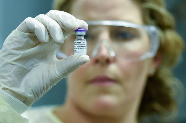 QLD COVID19 VACCINE ROLL OUT, Rachael Raleigh of the Gold Coast University Hospital holds a vial of the Pfizer vaccine during a media opportunity at the Gold Coast University Hospital in the Gold Coast, Australia, Monday, February 22, 2021. Australia will begin its roll out of the Pfizer coronavirus vaccine on Monday, the country s most complicated logistical exercise to date.( NO ARCHIVING, EDITORIAL USE ONLY, NO USE IN BOOKS WITHOUT CONSENT BRISBANE QLD AUSTRALIA Copyright: xALBERTxPEREZx 20210222001522296932