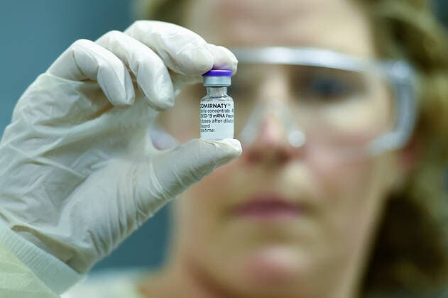 QLD COVID19 VACCINE ROLL OUT, Rachael Raleigh of the Gold Coast University Hospital holds a vial of the Pfizer vaccine during a media opportunity at the Gold Coast University Hospital in the Gold Coast, Australia, Monday, February 22, 2021. Australia will begin its roll out of the Pfizer coronavirus vaccine on Monday, the country s most complicated logistical exercise to date.( NO ARCHIVING, EDITORIAL USE ONLY, NO USE IN BOOKS WITHOUT CONSENT BRISBANE QLD AUSTRALIA Copyright: xALBERTxPEREZx 20210222001522297047