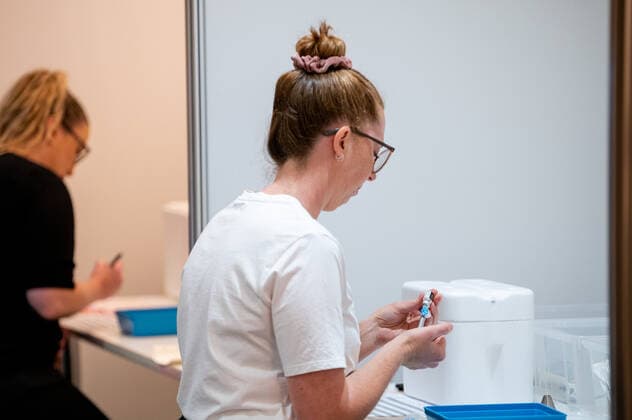 WA COVID19 VACCINE ROLLOUT, Medical workers prepare the Pfizer coronavirus vaccine at the Hyatt Perth quarantine hotel in Perth, Monday, February 22, 2021. Australia will begin its roll out of the Pfizer coronavirus vaccine on Monday, the country s most complicated logistical exercise to date. ( NO ARCHIVING, EDITORIAL USE ONLY, NO USE IN BOOKS WITHOUT CONSENT PERTH WA AUSTRALIA Copyright: xJOSHxFERNANDESx 20210222001522345678