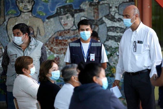 Santiago, 22 February 2021 The Undersecretary of Public Health, Paula Daza, the mayor of Estacion Central, Miguel Abdo and the director of the Central Metropolitan Health Service, Patricia MÃ ndez, give details about the vaccination process for older adults lagging behind, also reinforcing the call to prioritize vaccin Copyright: JONNATHANxOYARZUN ATONxCHILE