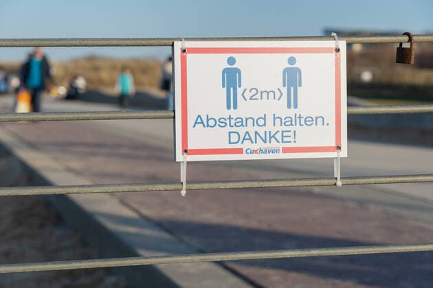 Schild Abstand halten an der Strandpromenade in Cuxhaven in Niedersachsen;Schild Abstand halten an der Strandpromenade in Cuxhaven in Niedersachsen, Hamburg Hamburg Deutschland Cinemaxx Dammtor