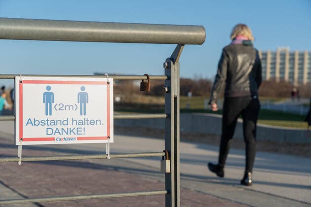 Schild Abstand halten an der Strandpromenade in Cuxhaven in Niedersachsen;Schild Abstand halten an der Strandpromenade in Cuxhaven in Niedersachsen, Hamburg Hamburg Deutschland Cinemaxx Dammtor