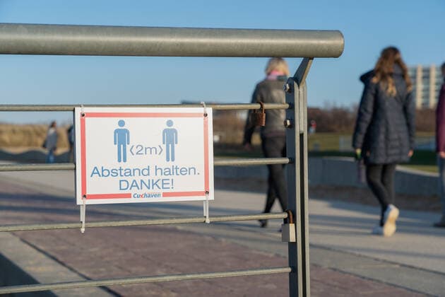 Schild Abstand halten an der Strandpromenade in Cuxhaven in Niedersachsen;Schild Abstand halten an der Strandpromenade in Cuxhaven in Niedersachsen, Hamburg Hamburg Deutschland Cinemaxx Dammtor