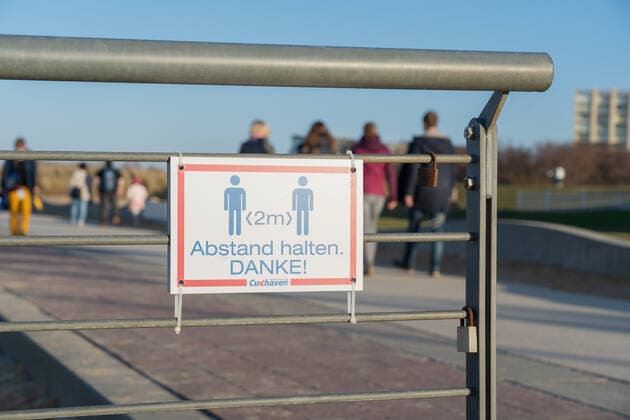 Schild Abstand halten an der Strandpromenade in Cuxhaven in Niedersachsen;Schild Abstand halten an der Strandpromenade in Cuxhaven in Niedersachsen, Hamburg Hamburg Deutschland Cinemaxx Dammtor