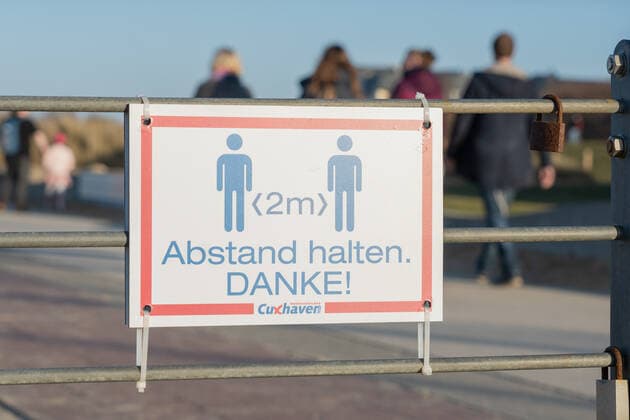 Schild Abstand halten an der Strandpromenade in Cuxhaven in Niedersachsen;Schild Abstand halten an der Strandpromenade in Cuxhaven in Niedersachsen, Hamburg Hamburg Deutschland Cinemaxx Dammtor