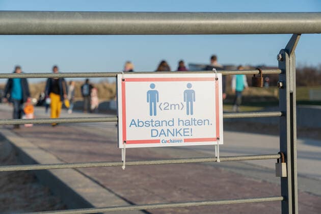 Schild Abstand halten an der Strandpromenade in Cuxhaven in Niedersachsen;Schild Abstand halten an der Strandpromenade in Cuxhaven in Niedersachsen, Hamburg Hamburg Deutschland Cinemaxx Dammtor