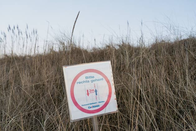 Schild Abstand halten an der Strandpromenade in Cuxhaven in Niedersachsen;Schild Abstand halten an der Strandpromenade in Cuxhaven in Niedersachsen, Hamburg Hamburg Deutschland Cinemaxx Dammtor